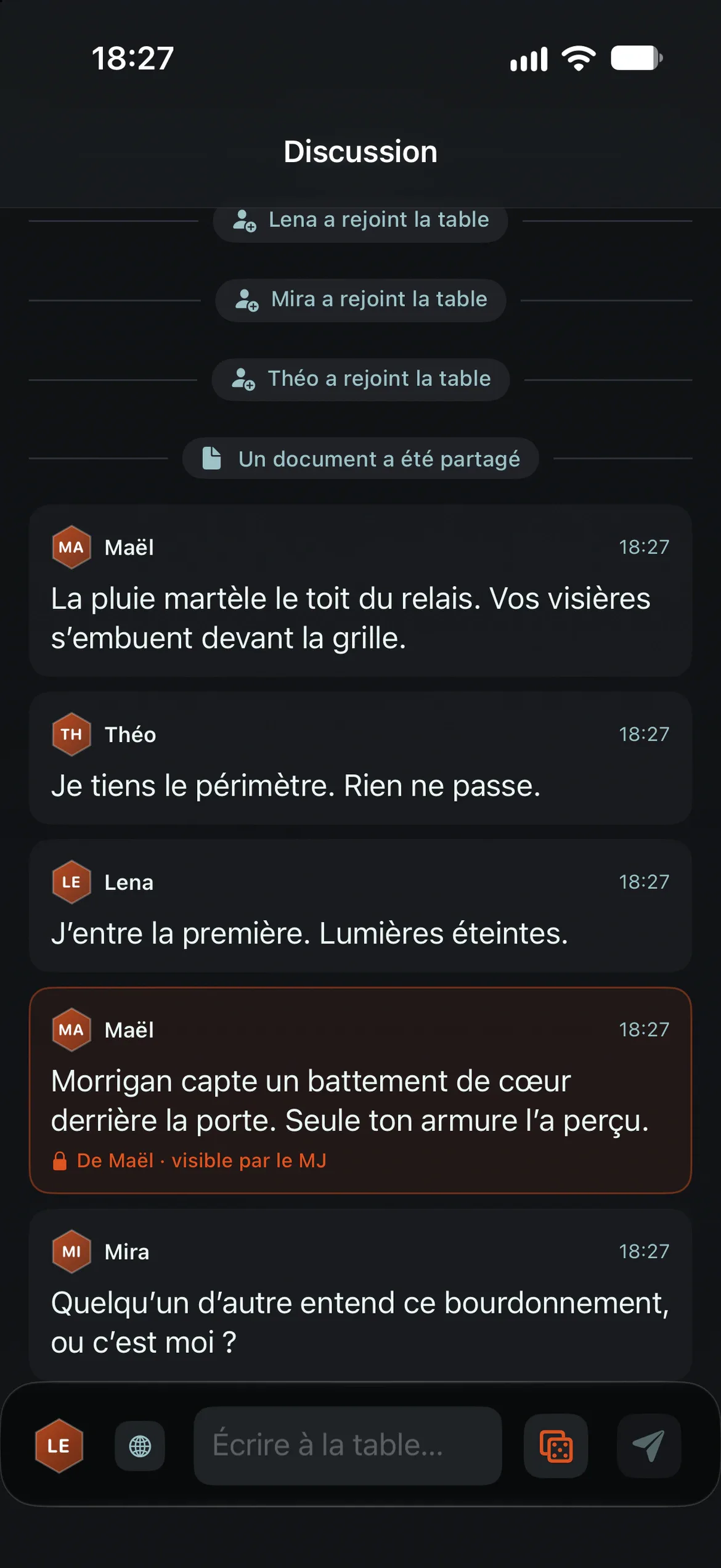 La discussion de la table sur le téléphone de Lena : un murmure privé du MJ parmi les messages de la table.